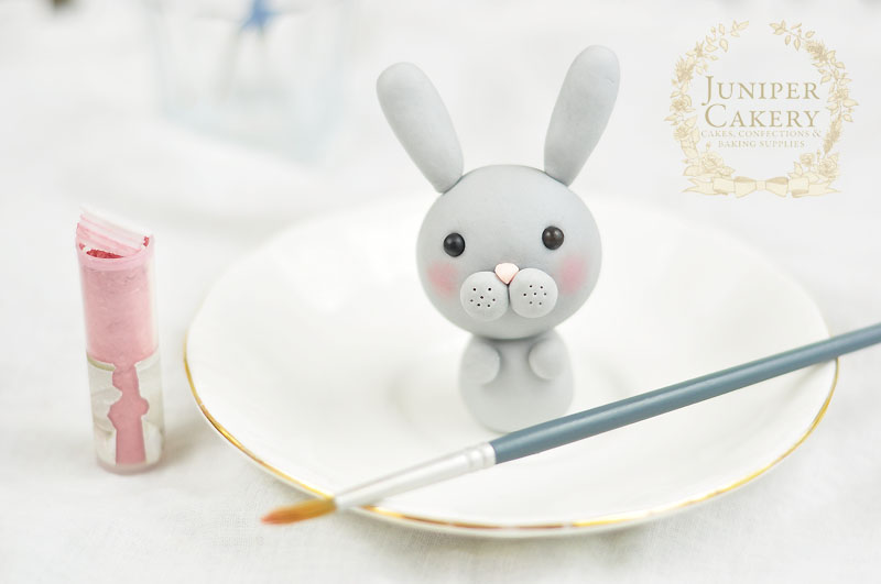 Made super cute bunny rabbits for Easter cakes with this tutorial from Juniper Cakery