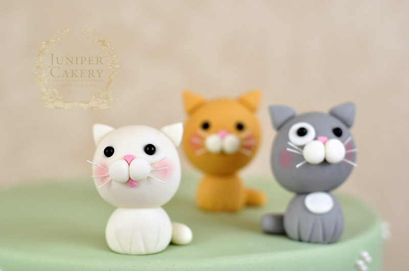 Edible fondant kittens by Juniper Cakery