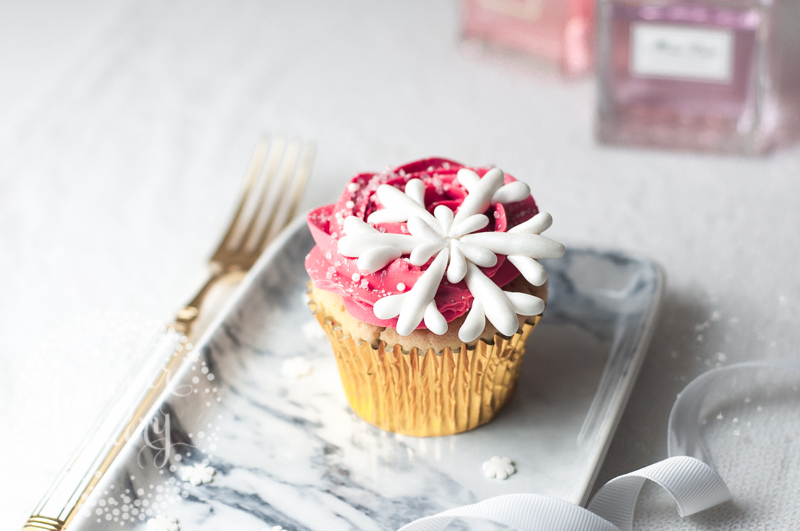 Tutorial for no cutter needed fondant snowflakes by Juniper Cakery