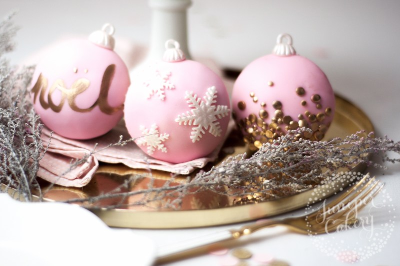 Chic and stylish Christmas bauble cupcake tutorial