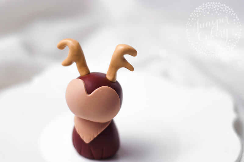 Create a fondant reindeer