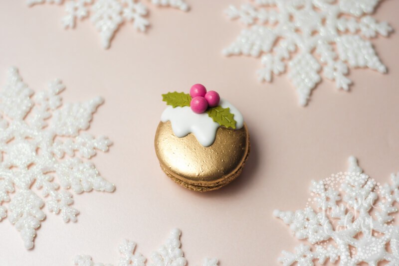 Christmas pudding macaron by Juniper Cakery