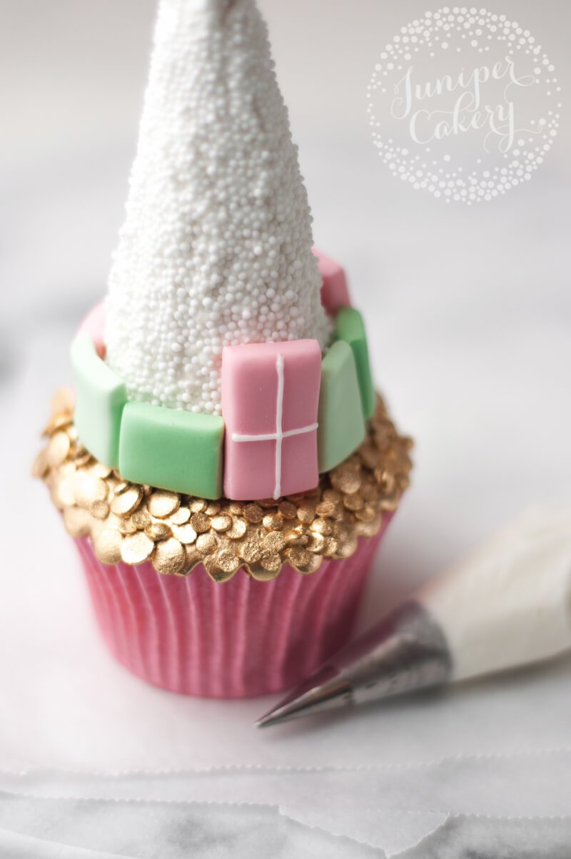 Make a super stylish Christmas tree cupcake from Juniper Cakery