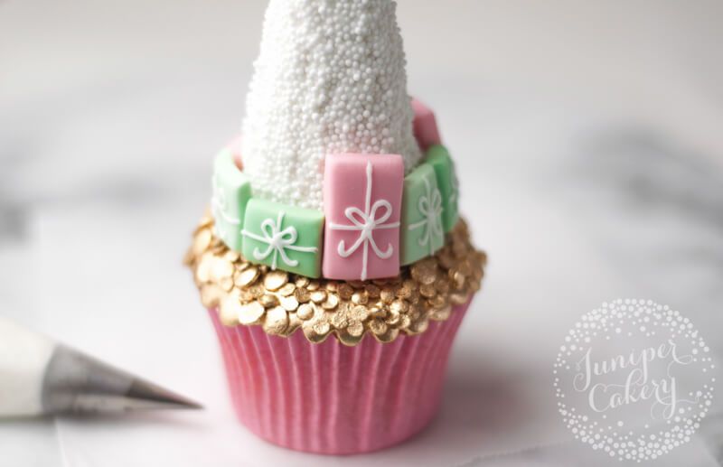 Make a super chic Christmas tree cupcake from Juniper Cakery