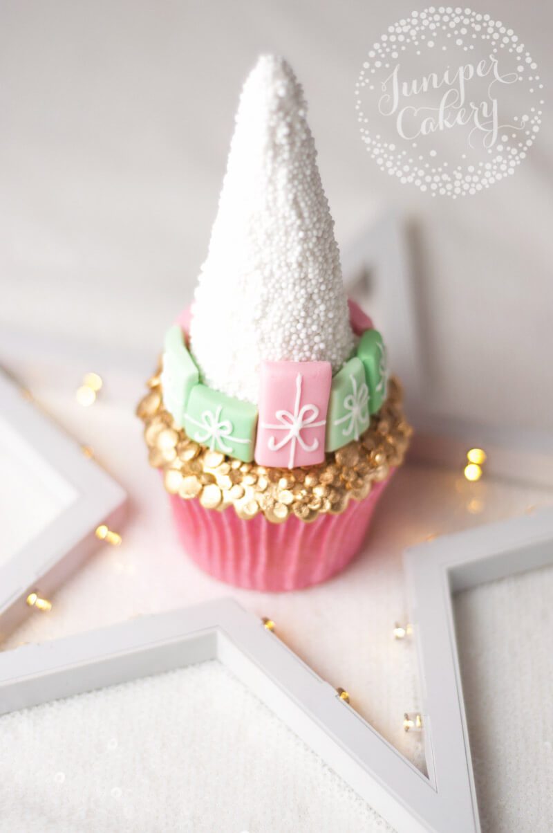 Cute Christmas cupcake tutorial by Juniper Cakery