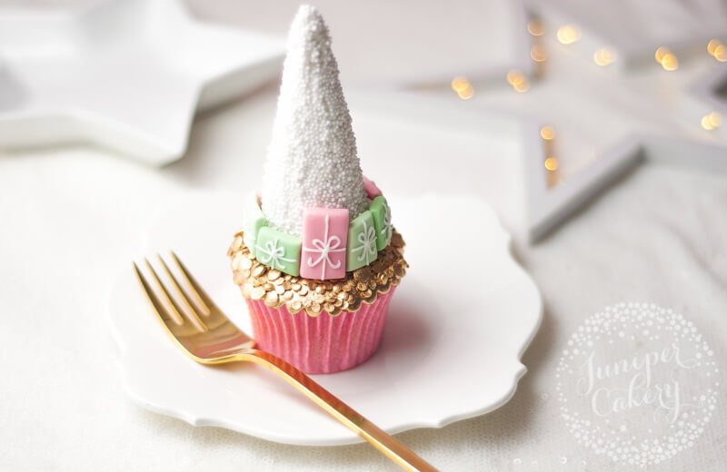 Chic Christmas tree cupcake tutorial by Juniper Cakery