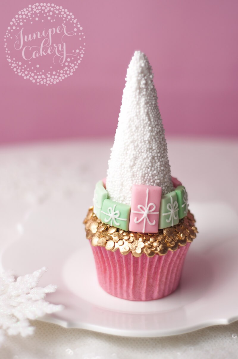 Chic Christmas tree cupcake tutorial from Juniper Cakery