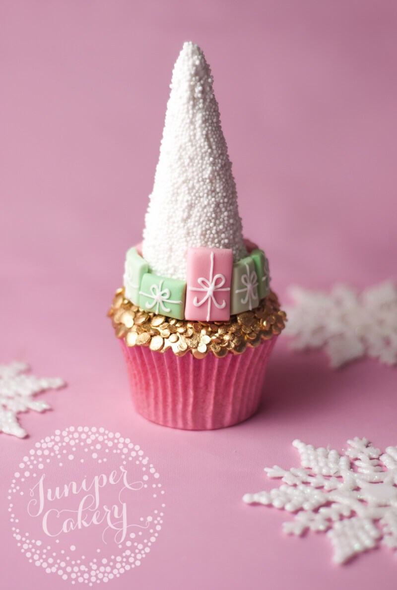 Pretty Christmas cupcake tutorial by Juniper Cakery