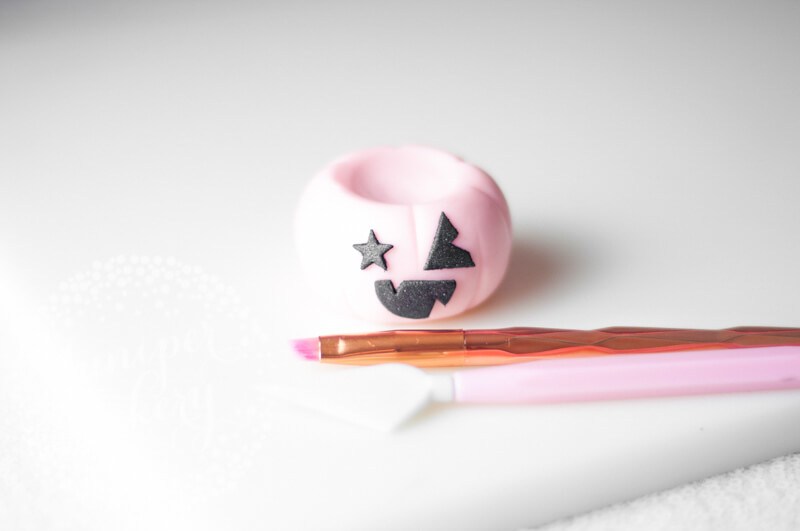 Make this cute Halloween cupcake by Juniper Cakery