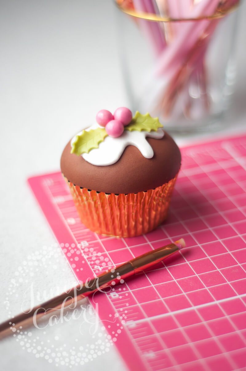 Cute and festive Christmas pudding cupcake tutorial by Juniper Cakery