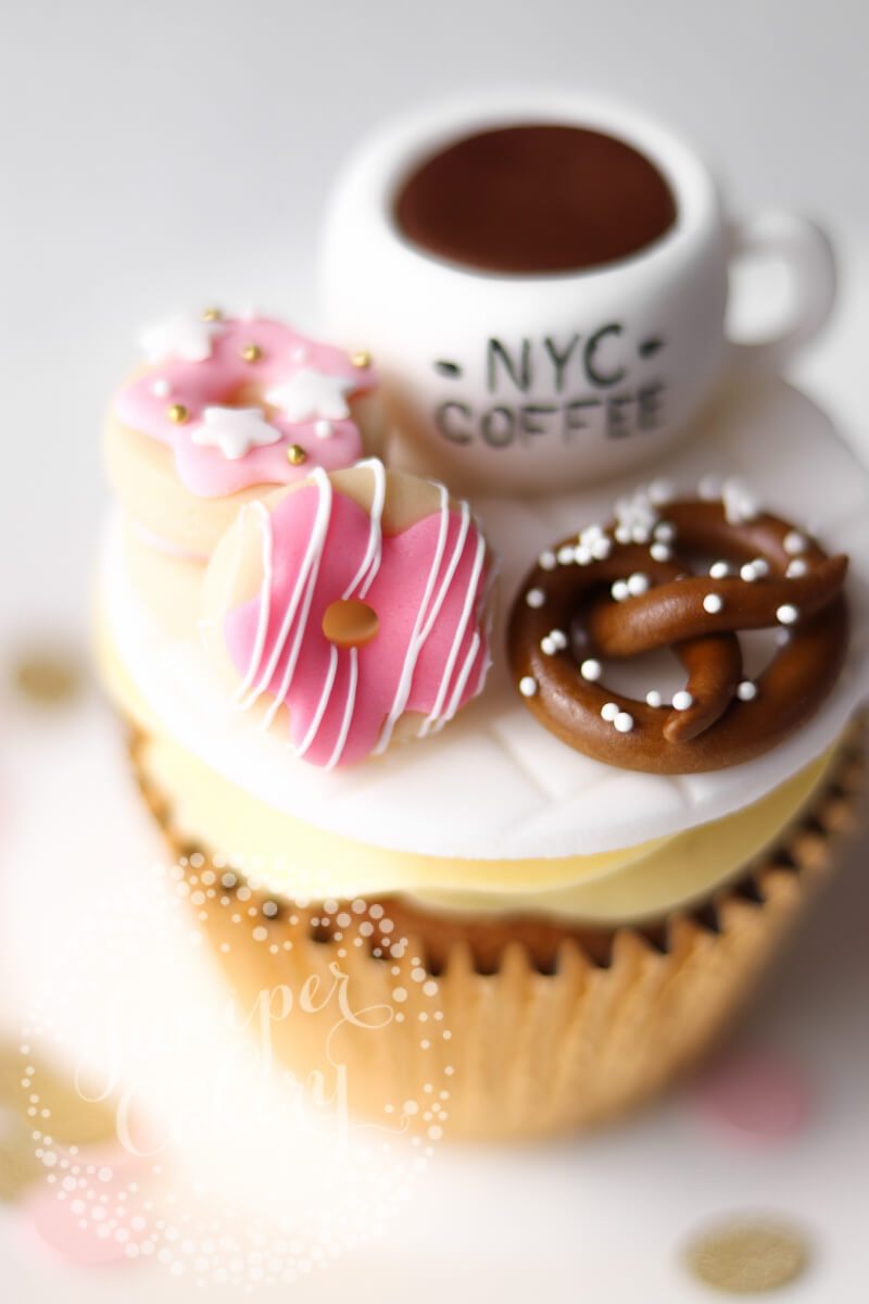 Fun New York themed cupcake by Juniper Cakery