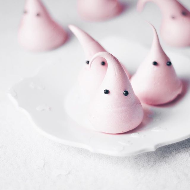 Boo-tiful blush pink meringue ghosties... Cotton Candy flavoured! 👻👻👻